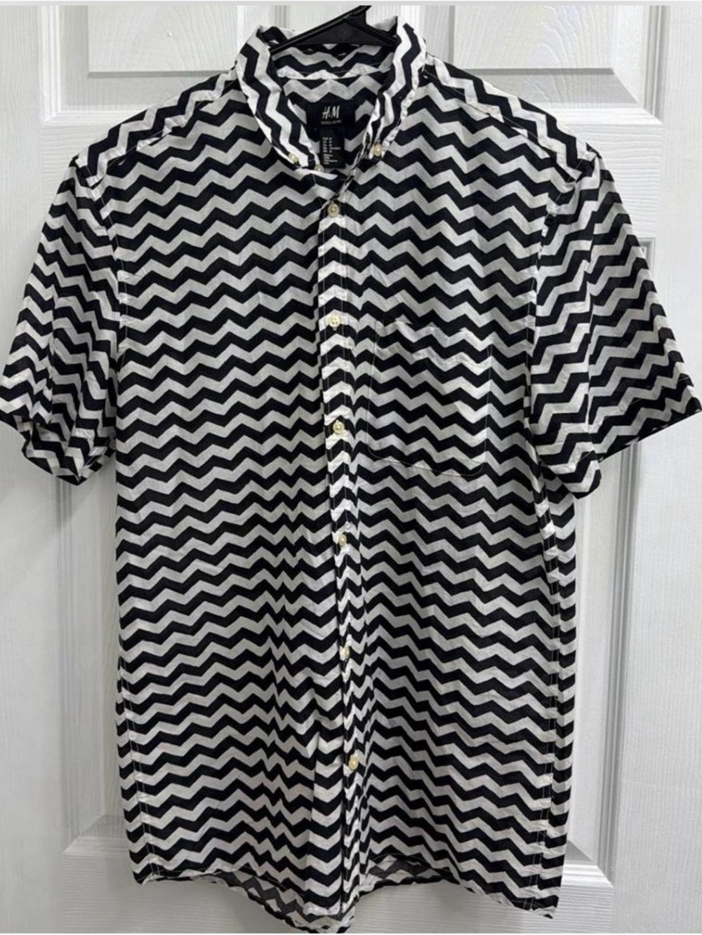 H&M Black & White Zigzag Short Sleeve Button-Down Shirt
